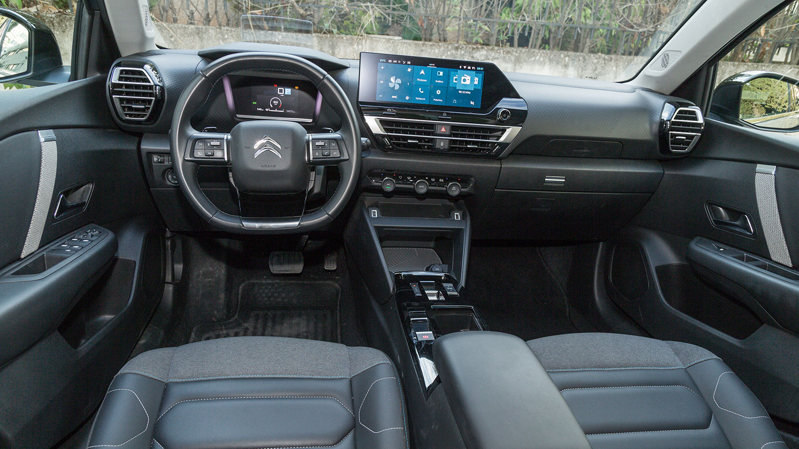 Citroen C4 VS Volkswagen Golf. Ποιο ξεχωρίζει σε εξοπλισμό ασφάλειας και άνεσης.